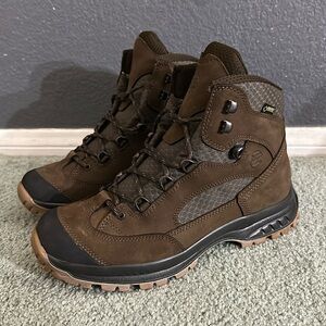 NWOT Hanwag Banks II Leather Hiking Boots Vibram Soles Men’s size 9